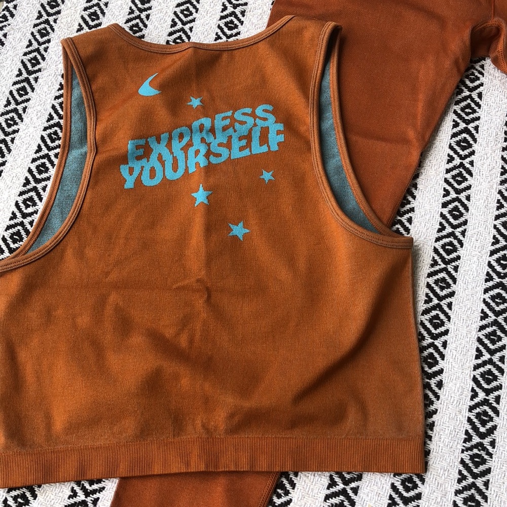 Fabletics 2 Piece Set - Picture 4 of 8
